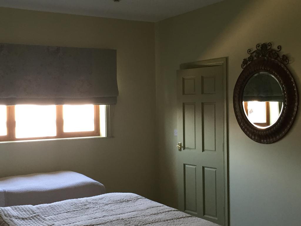 Riverbank, Country Pub And Guesthouse Карикмакрос Екстериор снимка