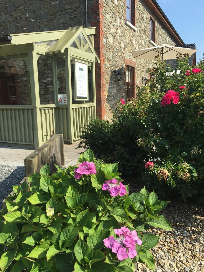 Riverbank, Country Pub And Guesthouse Карикмакрос Екстериор снимка
